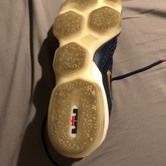 Lebron basketball shoes - Picture 2 of 4